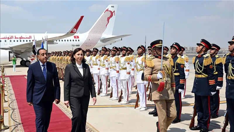 رئيس الوزراء يستقبل نظيرته التونسية بمطار القاهرة الدولي