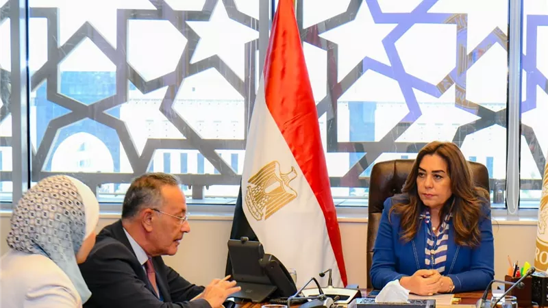 وزيرة التنمية المحلية والقائم بأعمال وزير البيئة تلتقي الرئيس التنفيذي لهيئة المتحف المصري الكبير لبحث مختلف الجوانب البيئية