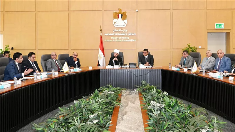 وزيرا الإسكان والأوقاف يناقشان عدداً من الموضوعات المشتركة بين الوزارتين