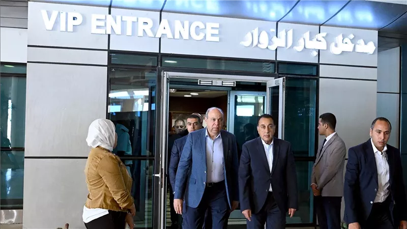رئيس الوزراء يستهل جولته بتفقد الأعمال الجارية لتطوير مطار سفنكس الدولي