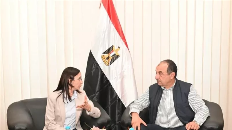 وزير قطاع الأعمال يلتقي محافظ البحيرة في مستهل زيارته لشركة مصر للغزل والنسيج وصباغي البيضا بكفر الدوار