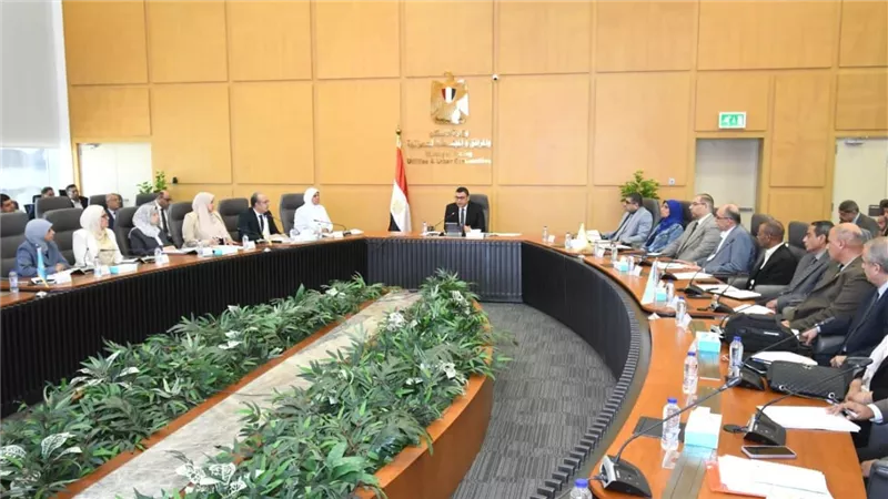 وزير الإسكان يعقد اجتماعًا موسعًا مع مسئولي مديريات الإسكان بمختلف المحافظات