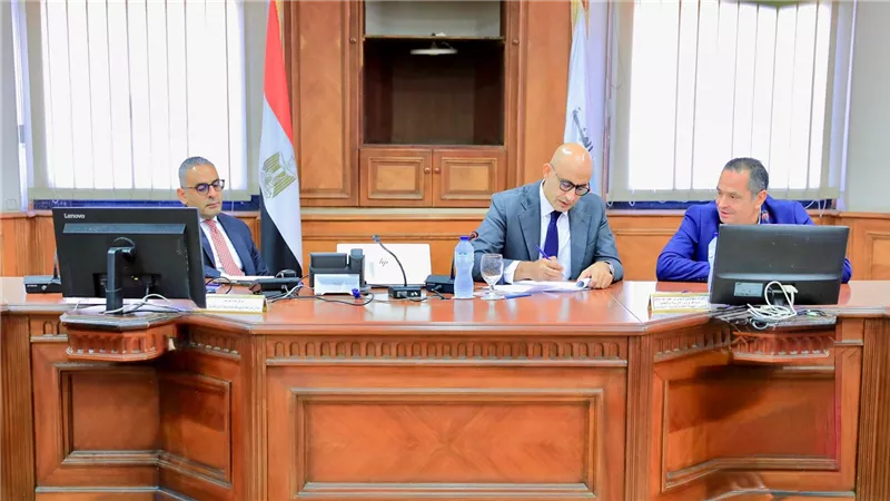 وزير التربية والتعليم يعقد اجتماعًا مع قيادات الهيئة العامة للأبنية التعليمية لمتابعة الاستعدادات للعام الدراسي الجديد 