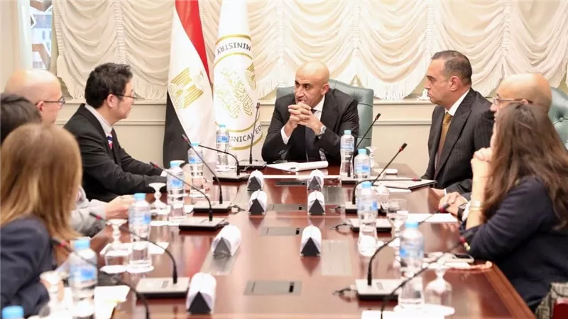 وزير التربية والتعليم يستعرض مع مسئولي شركة 