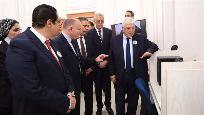 في أول يوم دراسة بالجامعات.. وزير التعليم العالي يبدأ العام الجامعي بتفقد جامعة القاهرة الأهلية 