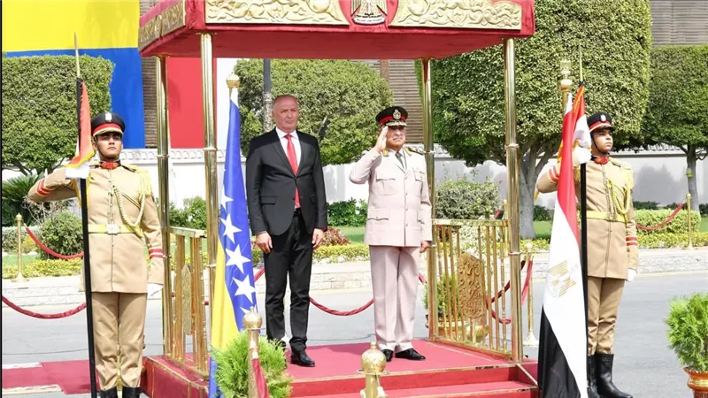 الفريق أول عبد المجيد صقر القائد العام للقوات المسلحة وزير الدفاع والإنتاج الحربى يلتقى وزير الدفاع لدولة البوسنة والهرسك  
