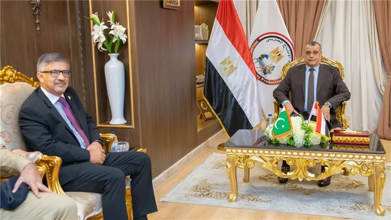 وزير الإنتاج الحربي يستقبل السفير الباكستاني بالقاهرة لبحث أوجه التعاون في مجال التصنيع العسكري والمدني