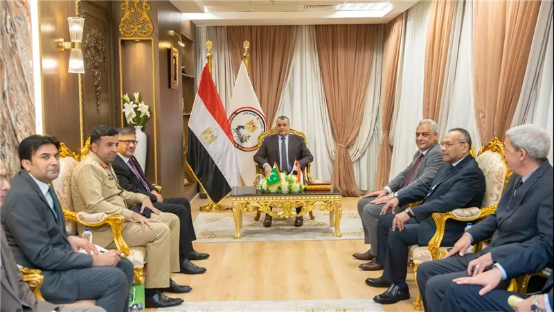 وزير الدولة للإنتاج الحربي يستقبل السفير الباكستاني بالقاهرة لبحث أوجه التعاون في مجال التصنيع العسكري والمدني