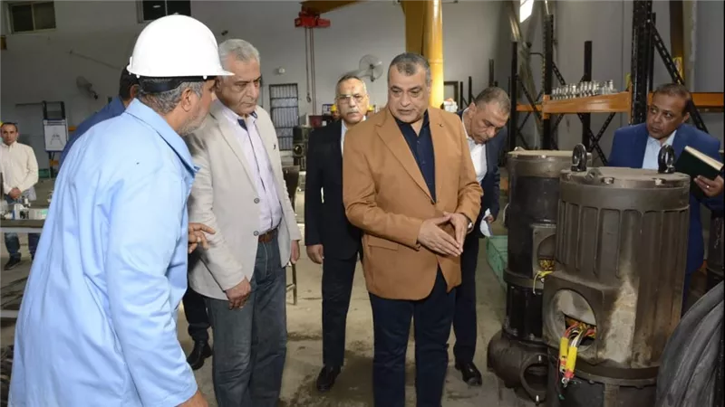 تُنتج لأول مرة فى مصر.. وزير الإنتاج الحربي يتابع مراحل تصنيع الطلمبات الغاطسة بشركة قها للصناعات الكيماوية