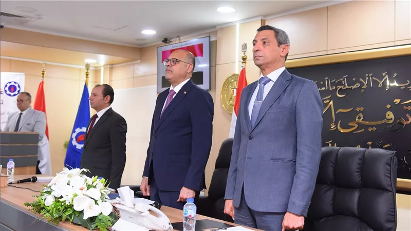 وزير العمل ومحافظ السويس يفتتحان ندوة تثقيفية بمواد قانون العمل الجديد