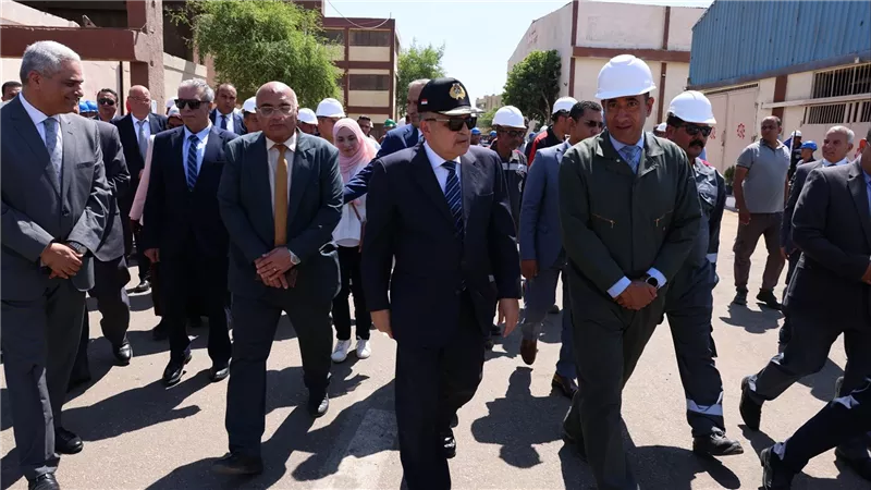 الفريق أسامة ربيع يتفقد شركة ترسانة السويس البحرية