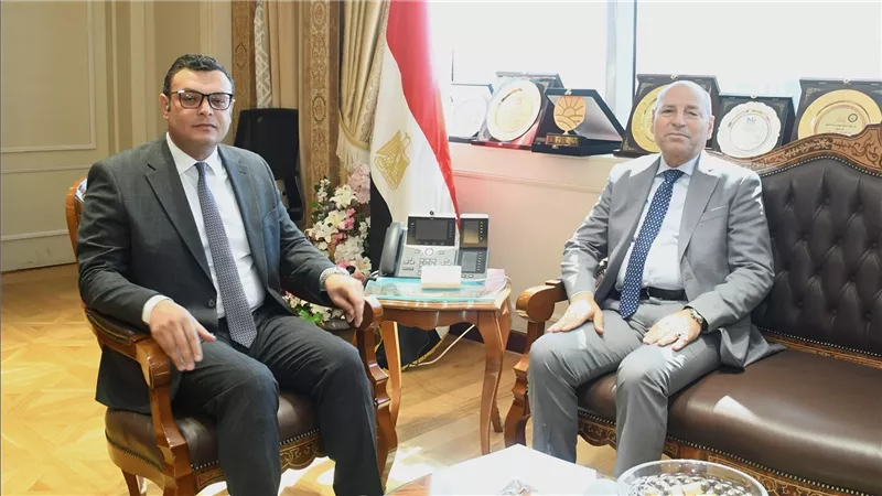 وزير الإسكان يستعرض مع محافظ القاهرة الموقف التنفيذي لعدد من المشروعات