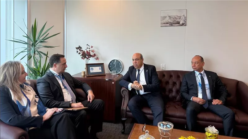 وزير الطيران يبحث مع وفد هيئة الطيران المدني اليونانية HCAA سُبل تعزيز التعاون