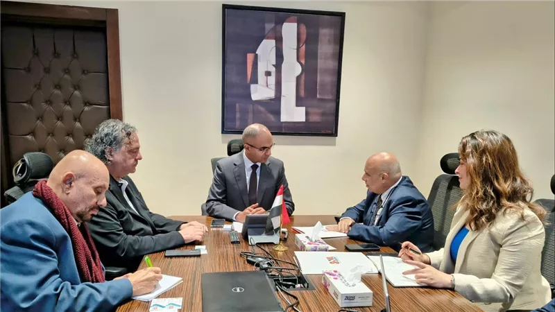 نائب وزير الإسكان يناقش مجالات التعاون مع شركة متخصصة في تصنيع مكونات مشروعات المياه والصرف