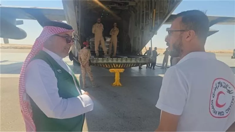مطار العريش يستقبل الطائرة الإغاثية السعودية الـ 62 لإغاثة أهالي غزة