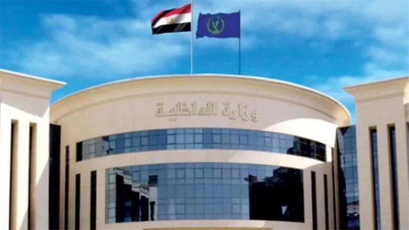 الداخلية تكشف حقيقة فيديو ادعى صاحبه إتلاف ضباط لشقته واحتجاز ميكروباص