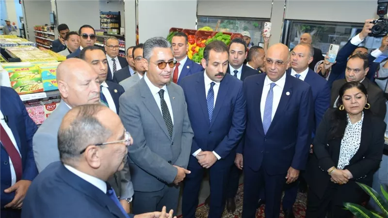 وزير التموين ومدير جهاز مستقبل مصر ومحافط القاهرة ورئيس جهاز تنمية المشروعات يفتتحون أول ثلاثة فروع مطوّرة للمجمعات الاستهلاكية