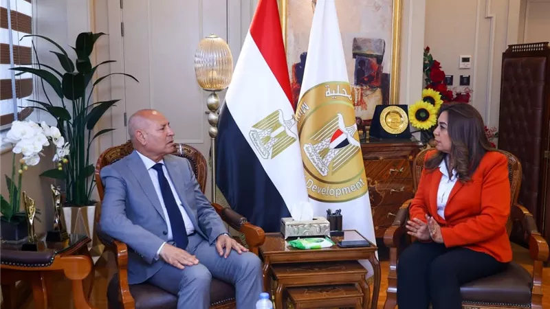 وزيرة التنمية المحلية تتابع مع محافظ القاهرة المشروعات التنموية والخدمية