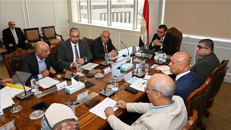 وزير الإسكان يعقد اجتماعاً مع ممثلي شركة أوراسكوم لمتابعة الموقف التنفيذي لعدد من المشروعات