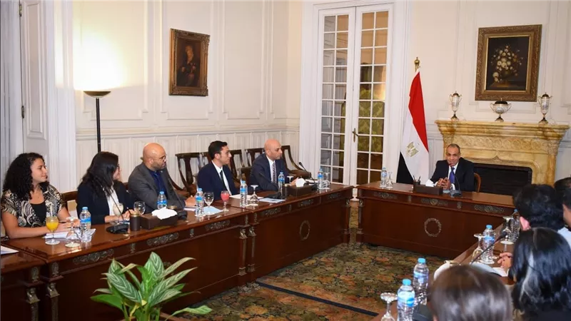 وزير الخارجية يلتقي الشباب المشاركين في برنامج زمالة 