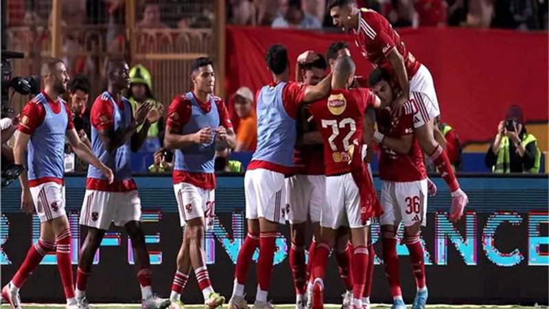 الأهلي يصرف مكافآت الفوز على الزمالك في القمة للاعبين