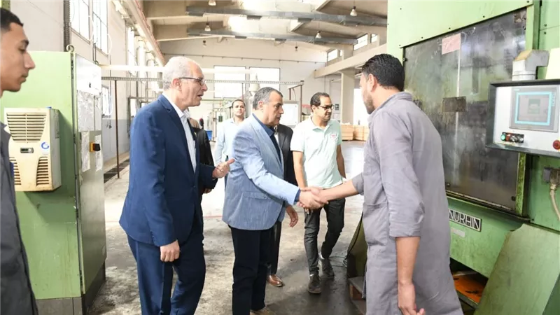 وزير الإنتاج الحربي يتابع مراحل التصنيع بشركة أبو زعبل للصناعات المتخصصة (مصنع 300 الحربي)