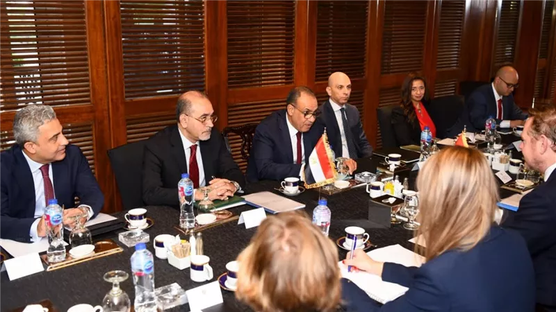 وزير الخارجية يُجري مشاورات سياسية مع نظيره الهولندي