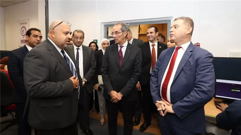 وزير الاتصالات يزور شركتين مصريتين في الأقصر وقنا تعملان في مجال تقديم خدمات تكنولوجيا المعلومات