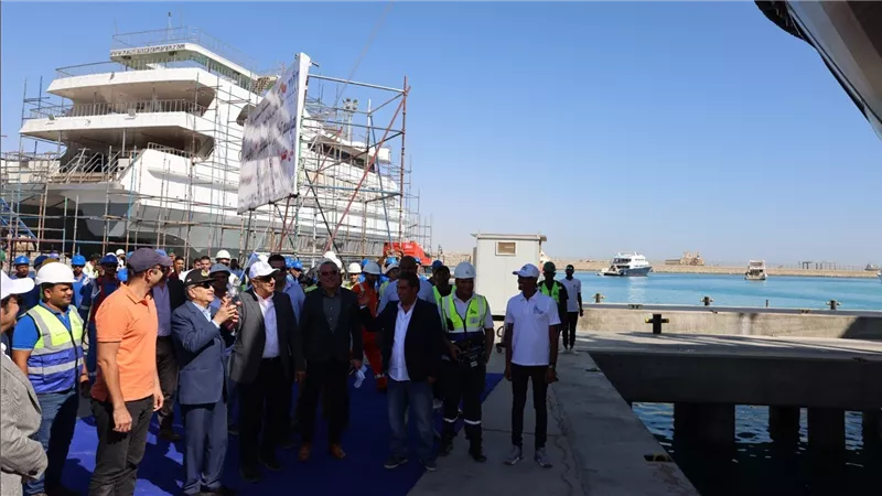  الفريق أسامة ربيع يشهد تدشين القاطرتين 