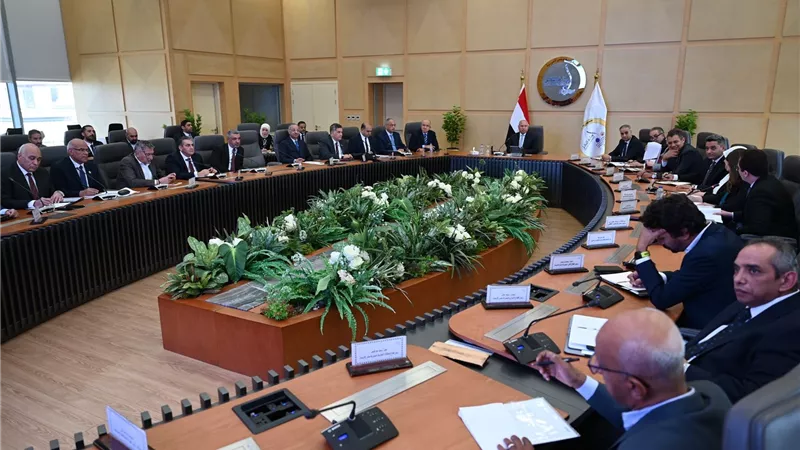 وزير الصناعة والنقل يبحث مع مصنعي الأسمنت استمرار تراجع الأسعار وزيادة القدرات الإنتاجية