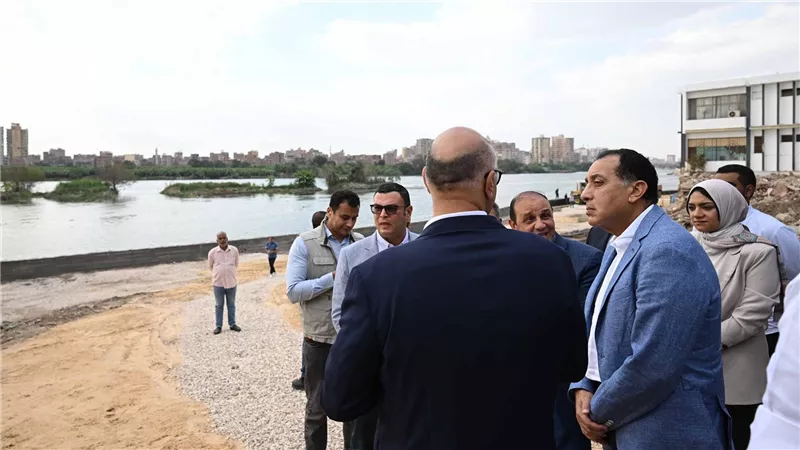 رئيس الوزراء يتفقد 