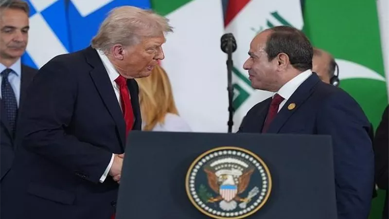 الرئيس السيسي يهدي ترامب 
