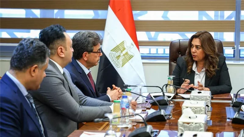 وزيرة التنمية المحلية تبحث مع نقيب الأطباء البيطريين عدداً من الملفات المشتركة بالمحافظات