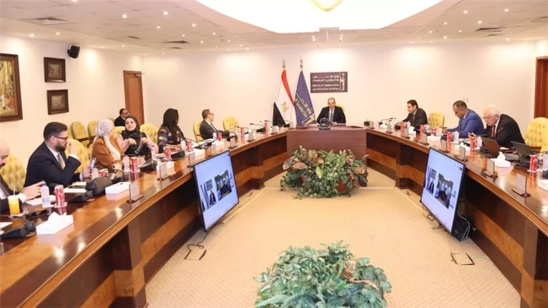 وزير الاتصالات يجتمع بأعضاء لجنة حماية حقوق مستخدمى الاتصالات