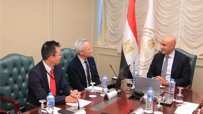 وزير التربية والتعليم يبحث مع وفد 