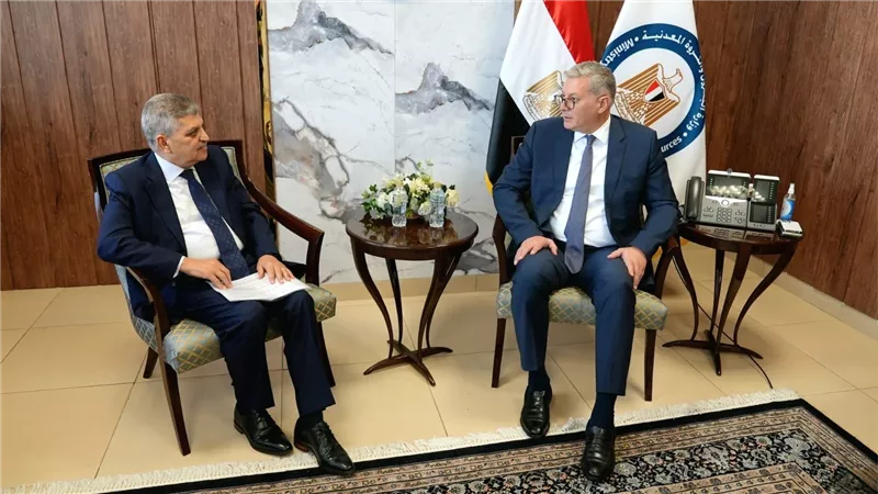 وزير البترول يبحث مع رئيس هيئة قناة السويس إقامة محطة لتسييل وتخزين الغاز الطبيعي ببورسعيد لتموين قاطرات الهيئة