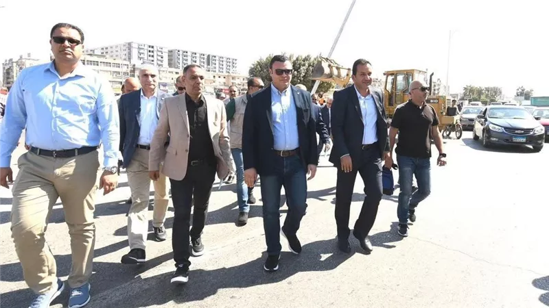وزير الإسكان يتفقد الطرق والمحاور والميادين بمدينة العاشر من رمضان لمتابعة الأعمال التي تم وجارٍ تنفيذها