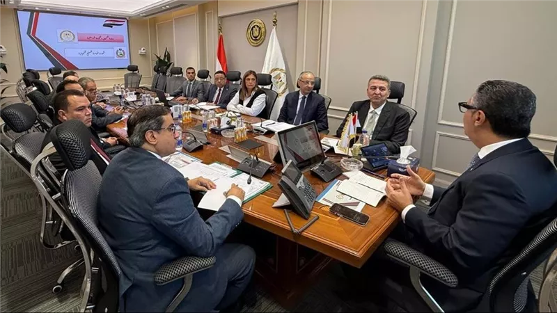 وزير التموين يتابع من غرفة العمليات المركزية استقرار الأسواق وتوافر السلع بعد تطبيق الأسعار الجديدة للمنتجات البترولية