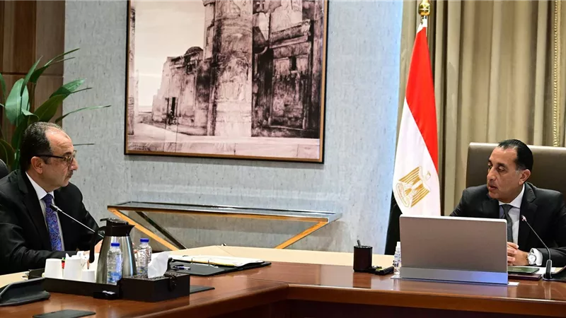 رئيس الوزراء يستعرض مع وزير قطاع الأعمال الفرص الاستثمارية المتوافرة في قطاع السياحة والتشييد