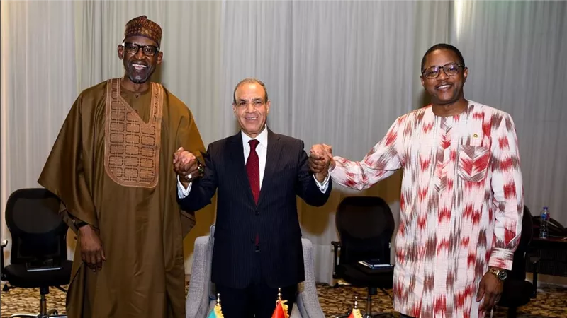 وزير الخارجية يعقد لقاءً ثلاثيًا مع نظيريه المالي والبوركيني على هامش منتدى أسوان للسلام والتنمية المستدامين
