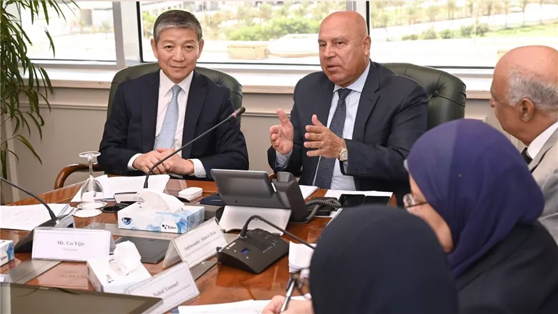 وزير الصناعة والنقل يعقد اجتماعًا مع السفير الصيني لبحث مشروعات التعاون المشترك