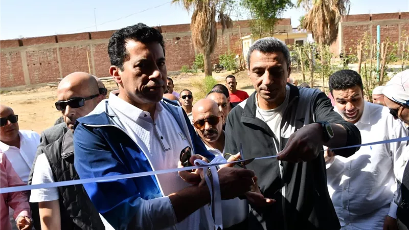وزير الشباب والرياضة ومحافظ السويس يفتتحان قاعة تخاطب وملعب أكريليك بمركز شباب الجناين