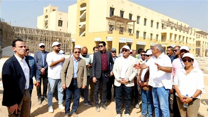 وزير الإسكان يتفقد مكونات مشروع حدائق 