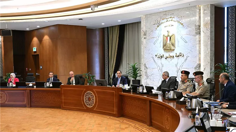 رئيس الوزراء يُتابع موقف مشروعات تطوير البُنى التحتية وأنظمة التأمين بالمطارات المصرية