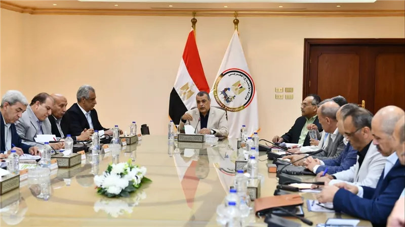 وزير الدولة للإنتاج الحربي يتابع مع رؤساء الشركات موقف المشروعات الجاري تنفيذها