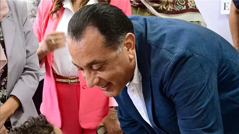 رئيس الوزراء يغير مسار جولته بمحافظة السويس ويتفقد مدرسة 