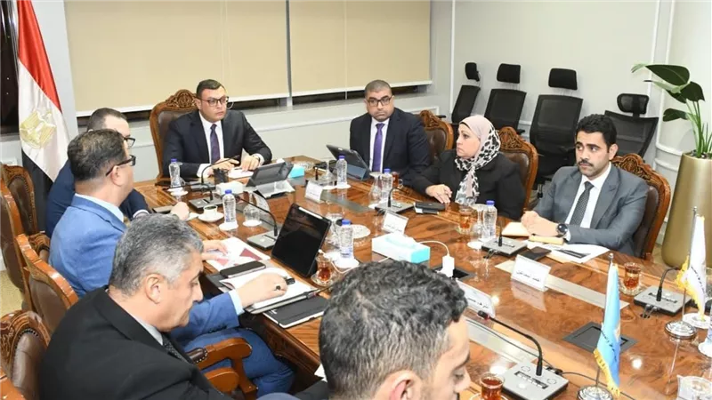 وزير الإسكان يتابع سير العمل بقطاع التخطيط والمشروعات بهيئة المجتمعات العمرانية وموقف طرح الفرص الاستثمارية بالمدن الجديدة