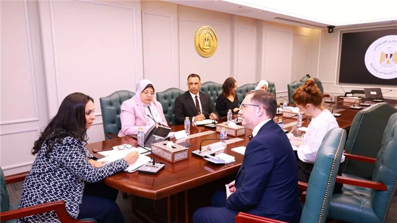 وزيرة التضامن الاجتماعي تلتقي سفير المملكة المتحدة بالقاهرة