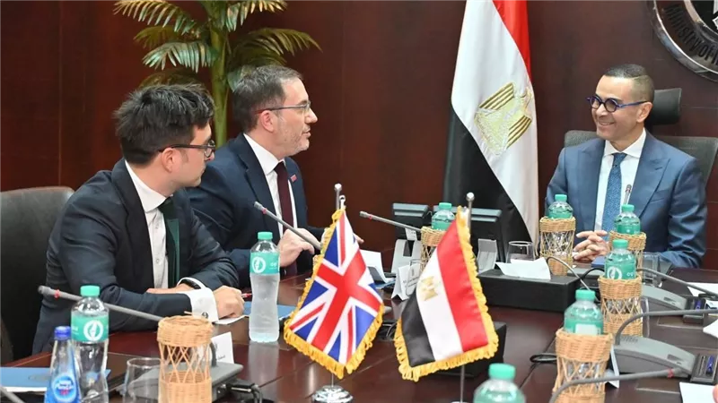 وزير الاستثمار والتجارة الخارجية يبحث مع السفير البريطاني بالقاهرة سبل دعم الشراكة الاقتصادية بين البلدين