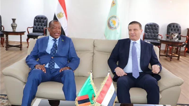 وزير الزراعة ووزير الداخلية الزامبي يناقشان موقف المزارع المصرية المشتركة